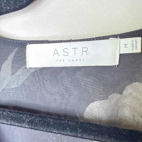 ASTR The Label Long Sleeve Cropped Deep V-Neck Floral Sheer Top Medium‎ Cottage - Picture 8 of 9